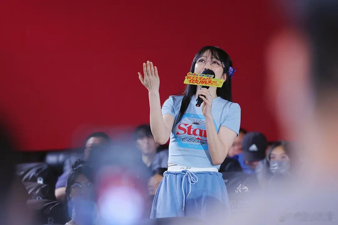 #萨顶顶居然是一款身材健美的双开门#丁页猫A爆了[打call]这次还戴上了金丝眼