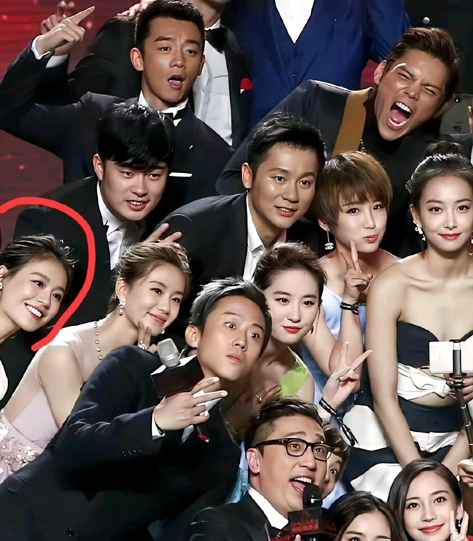 这大概是十年前的照片吧，大家都是青春的样子，额头光洁，青春的神态真好。谢楠真好看