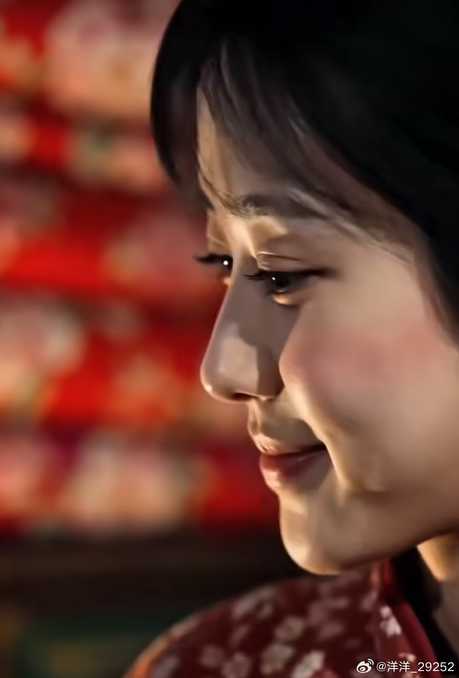 洋洋高锐’花蕊～带露◎午夜……仰头遥望对面的18屋楼喜字……翩翩再加上霓虹灯闪让