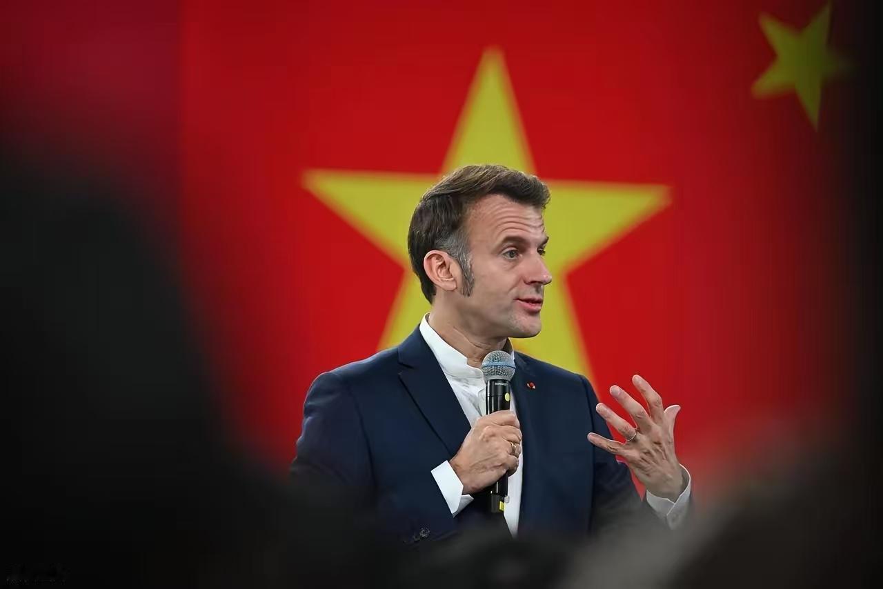 马克龙回国后，12月7日接受《回声报》的独家采访，马克龙警告说：“中国正在打击欧