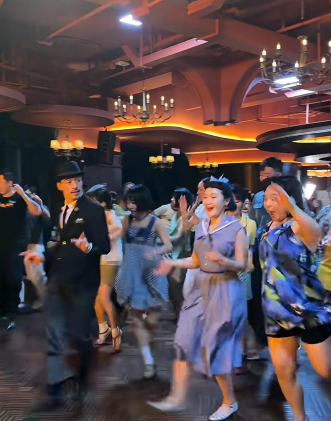 世界上还有林迪舞节，有意思！

涨知识了：‌据说林迪舞 (Lindy Hop)‌