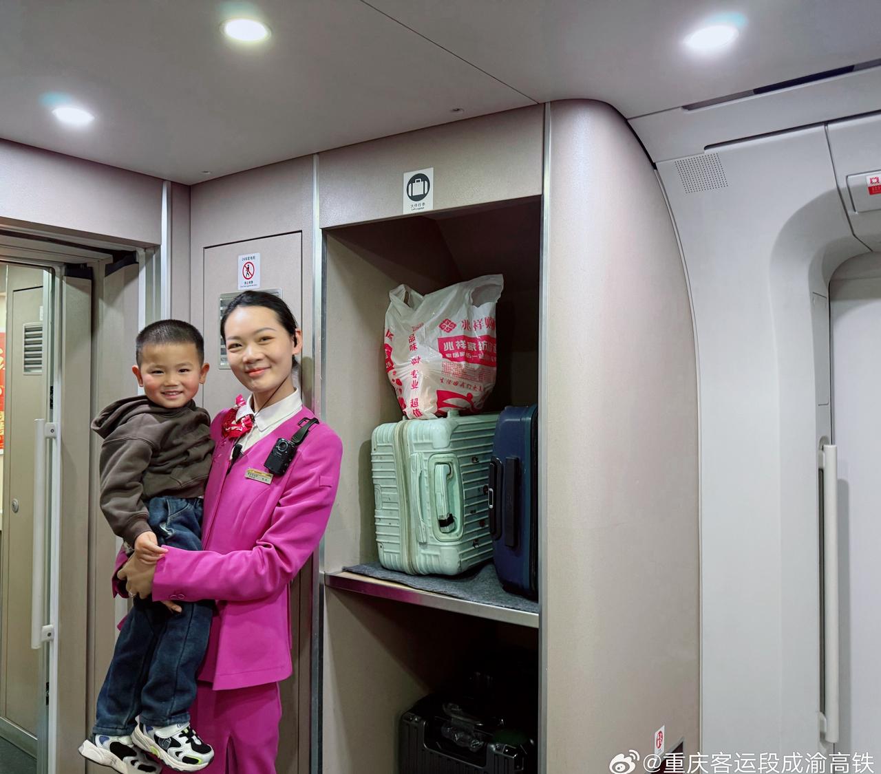 在 G1150次列车3号车厢一位老人独自带着小朋友出行，途中老人需要去卫生间，便