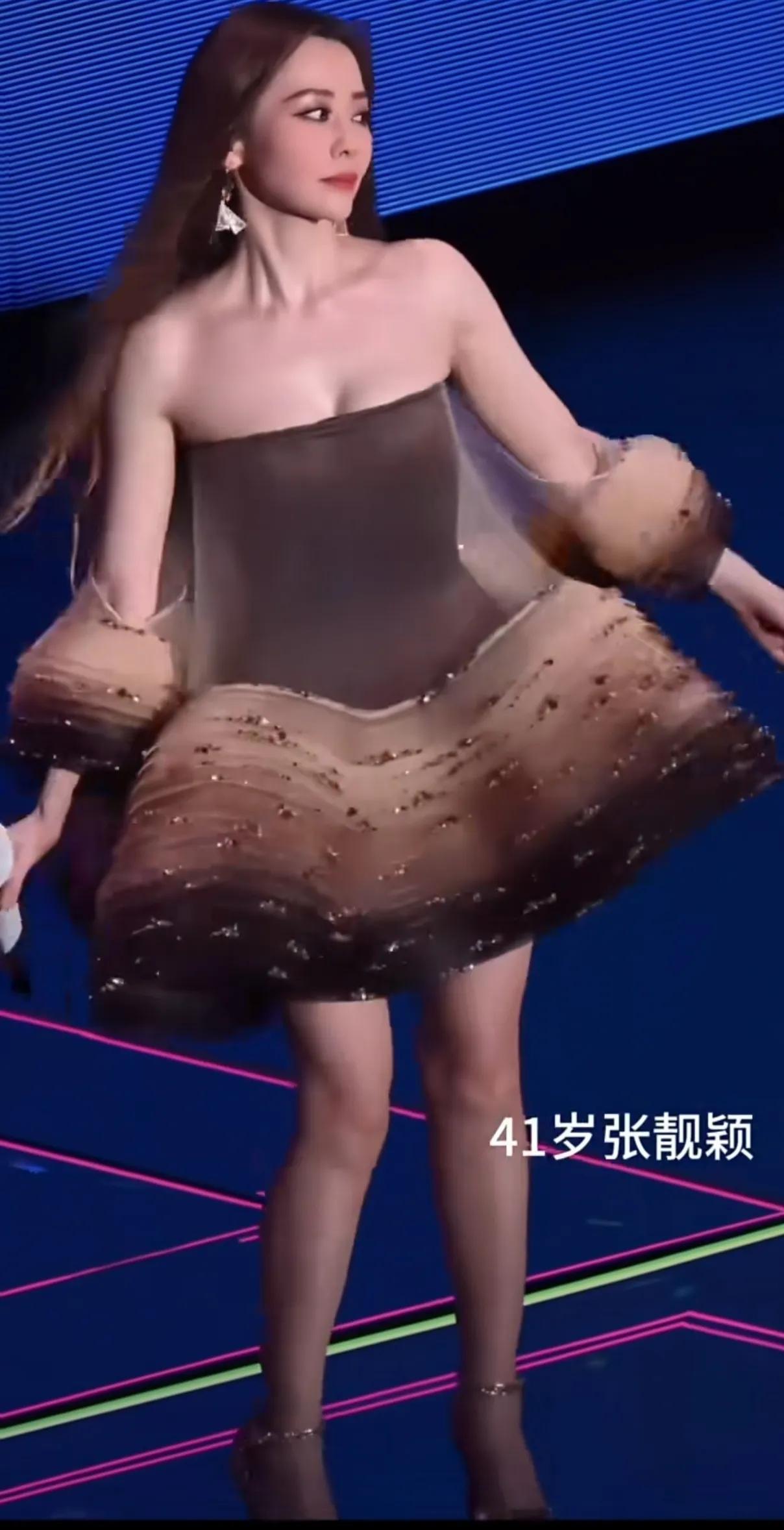 张靓颖2018年跟她前任冯柯分开后，她卸下包袱，现在舞台上又美又松弛，完全是为自