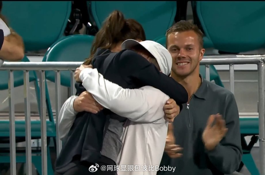 阿加·拉德万斯卡在迈阿密看到里纳特击败伊加·斯瓦泰克后的反应……斯瓦泰克迈阿密首