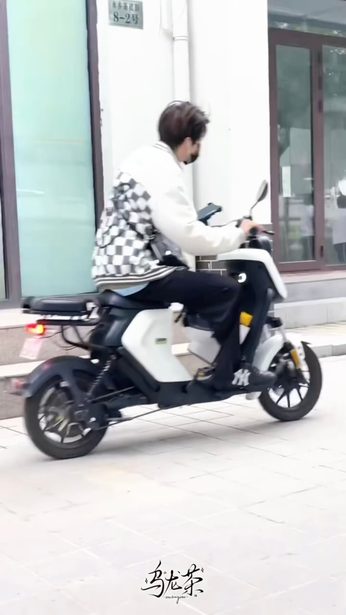 出门碰上隔壁村儿骑电动车不戴头盔那对xql ​​​