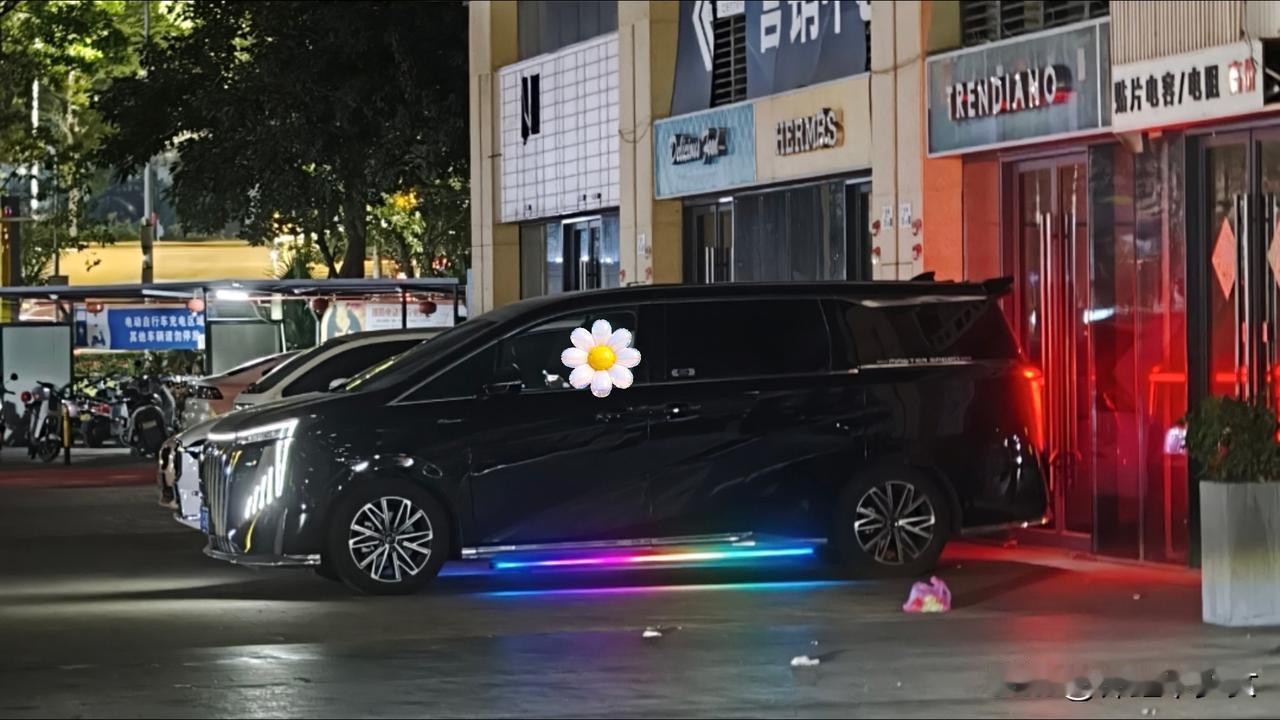 广汽传祺M8这个灯花里胡哨还挺惹眼广汽传祺 ​​​