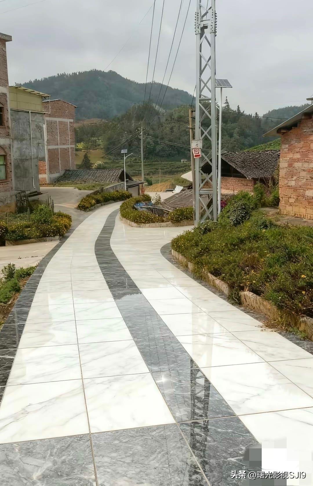 这是当上村长后的朋友，给村里修的路，大家看咋样[我想静静]