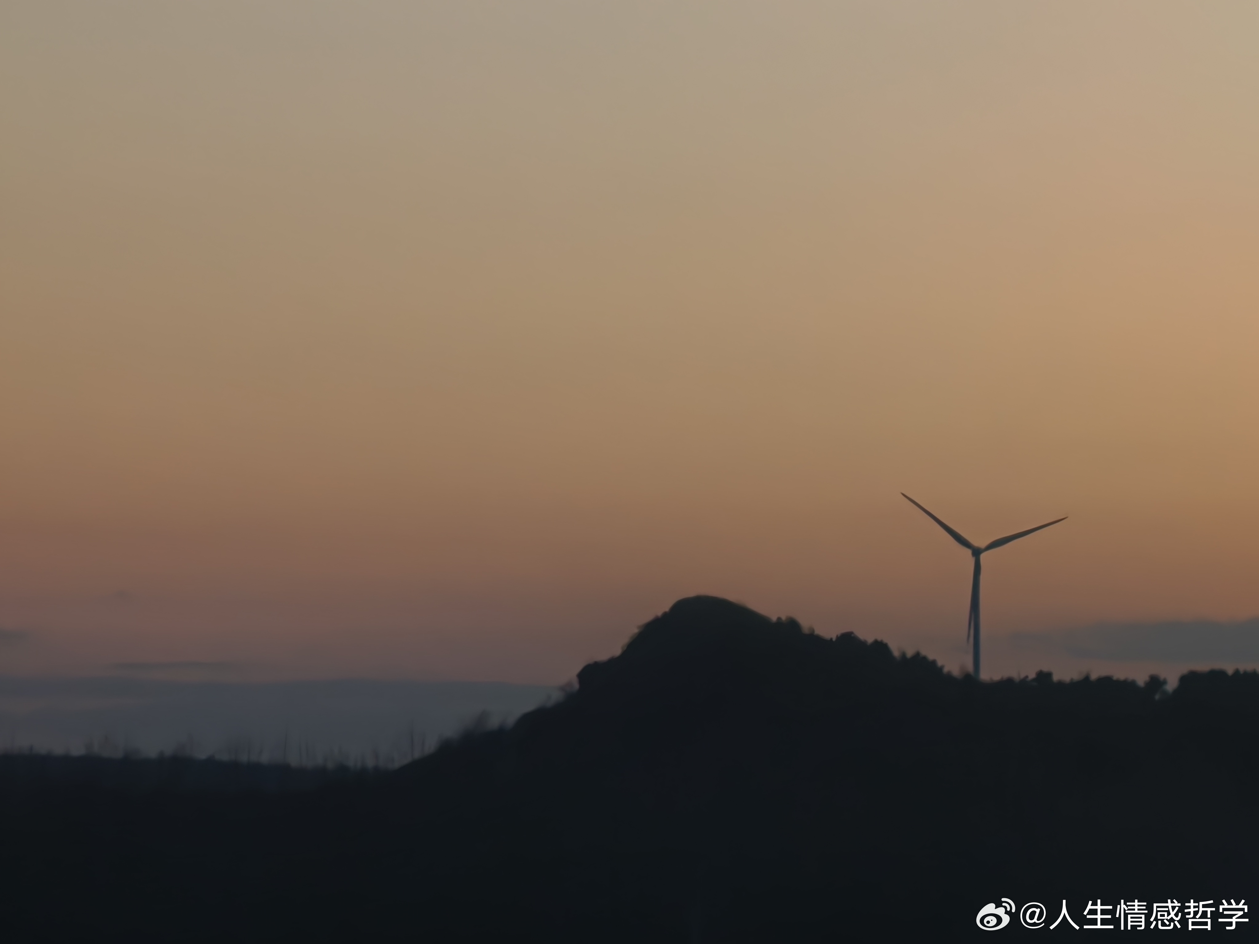 人生没有白走的路，每一步都在塑造你。弯路绕远可能避开了陷阱，重担压身终会成为你的