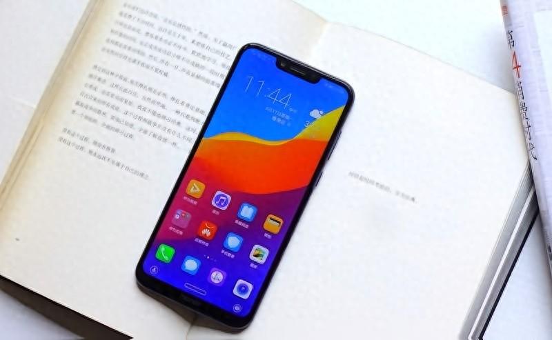 荣耀X70：千元机里的“抗造小钢炮”，真香预警！
一看到荣耀X70，我就脑补出骁