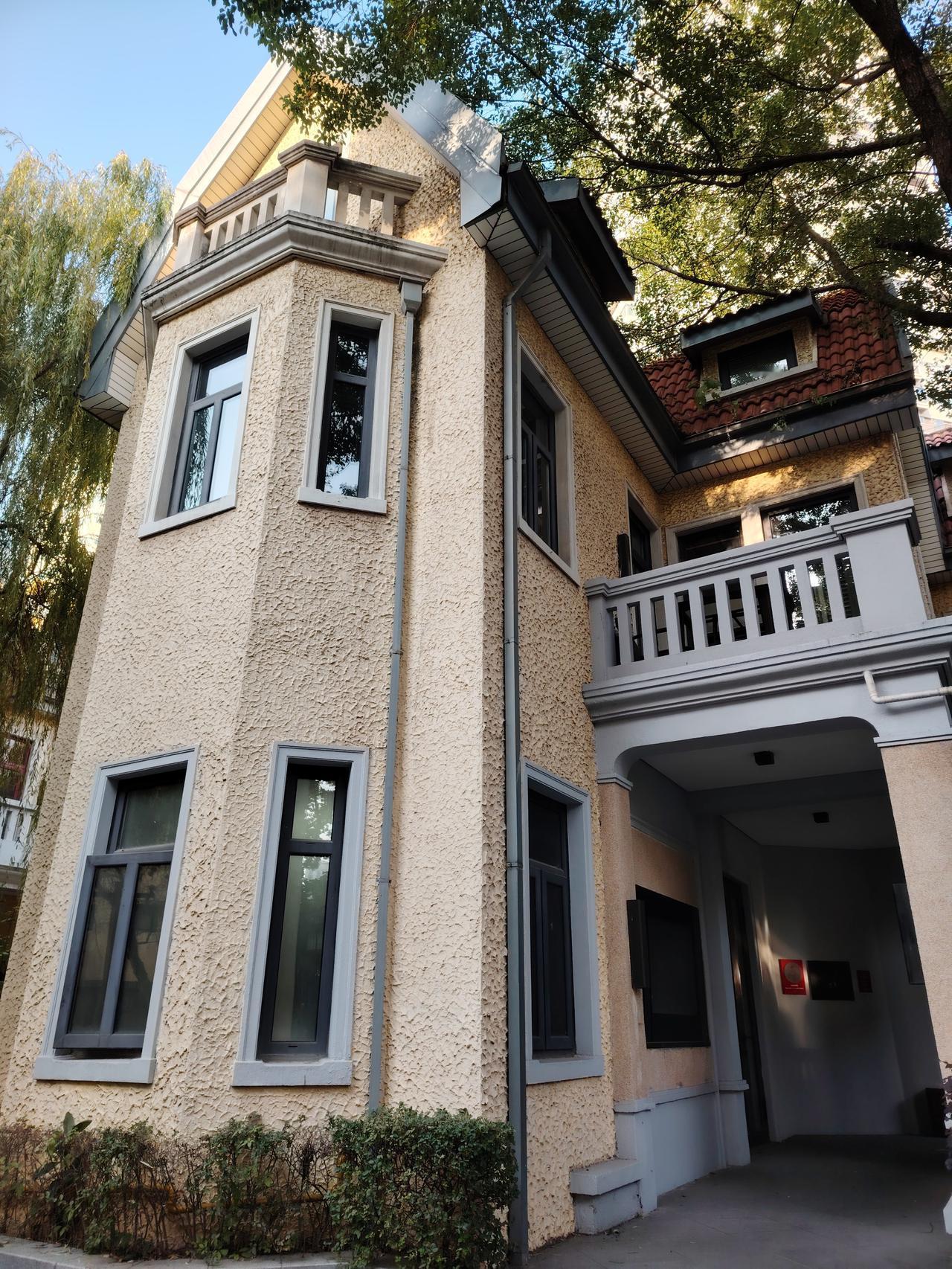 民国时期的旧公馆，这样的房子虽然年久，但味道依旧。