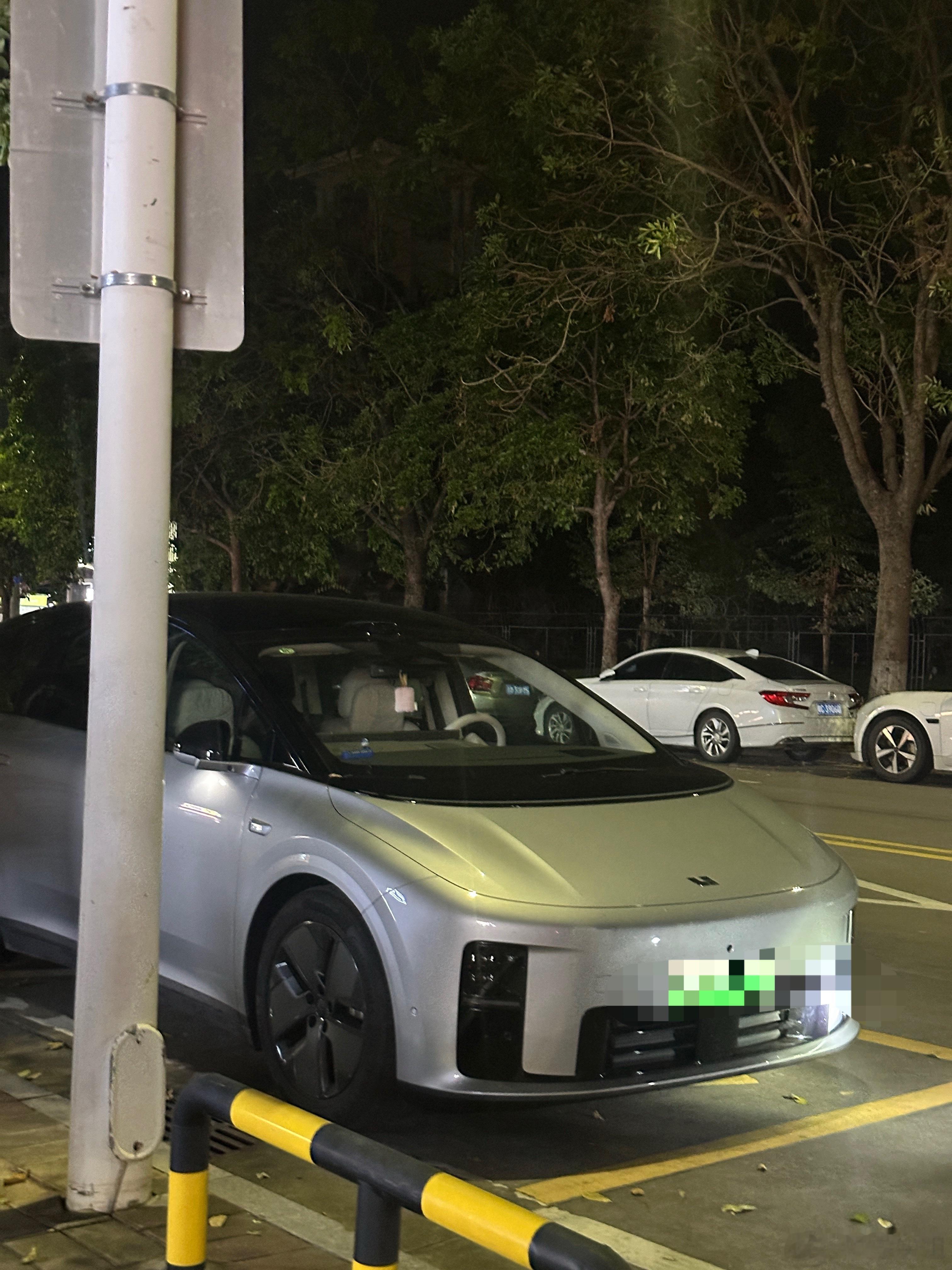 喝酒不开车开车不喝酒代驾小哥好像长得挺帅的~其实我想说的是……老板的理想i8真舒