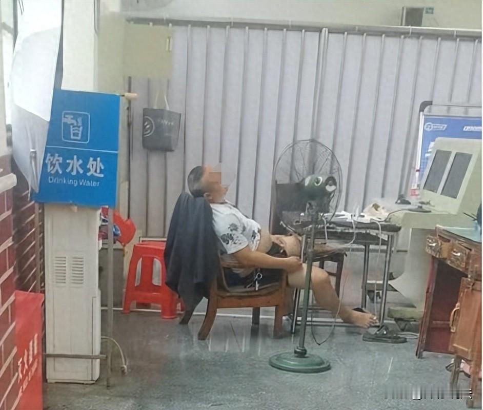 湖南邵阳，一名40多岁安检员仰在椅子上呼呼大睡，身旁的安检机传送带空转着，屏幕前
