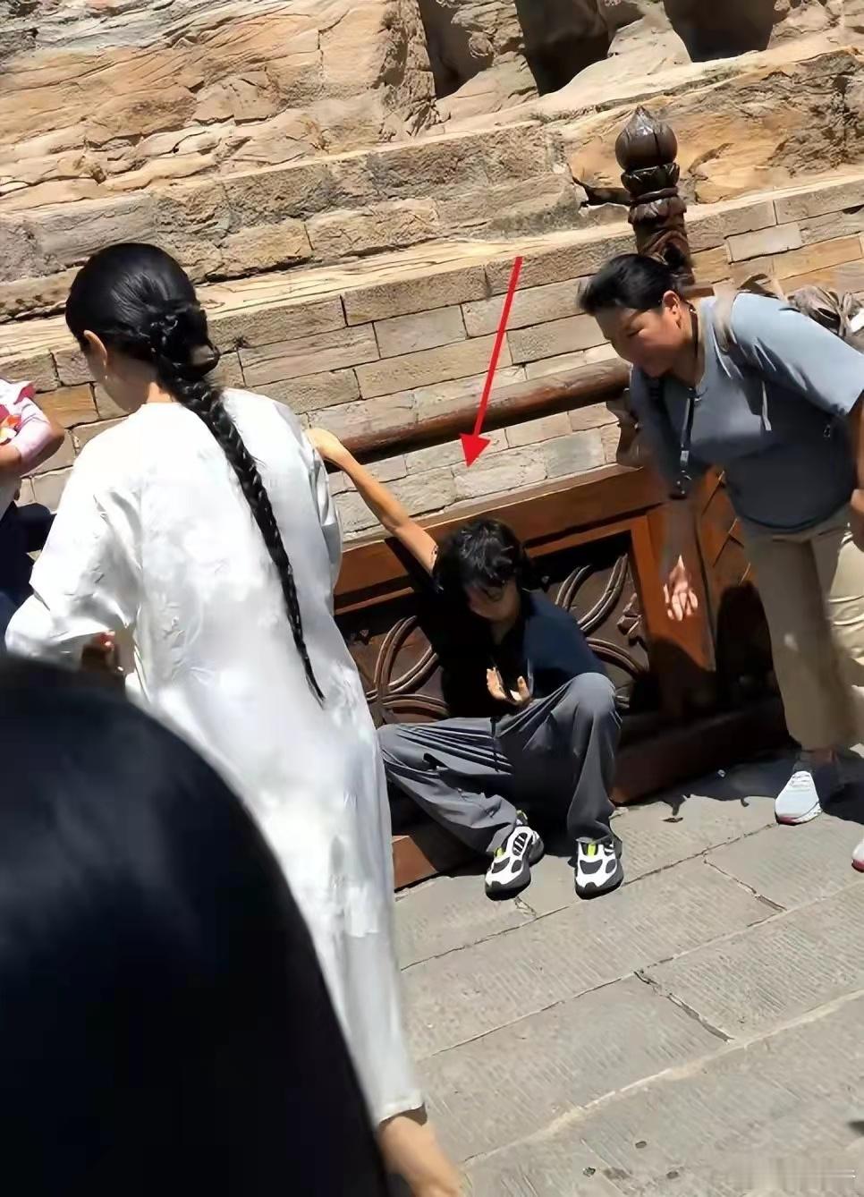 张纪中亲儿子一脚踹养子胸口，杜星霖做法引众怒，夫妻俩人设崩了！ ​​​