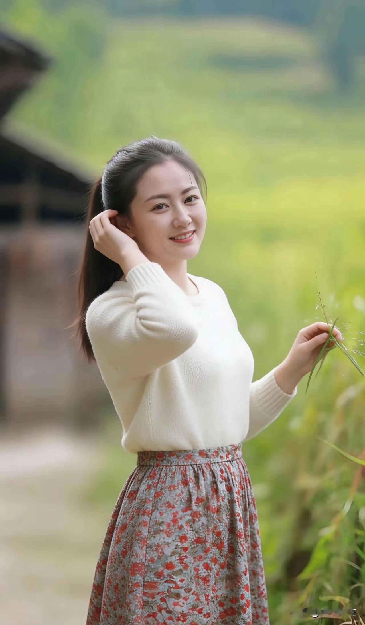 行香子•缘

文/熏墨
天意逢汝，幸福如醺。
笑浮生、何惧斑痕？
光倾裂隙，万物