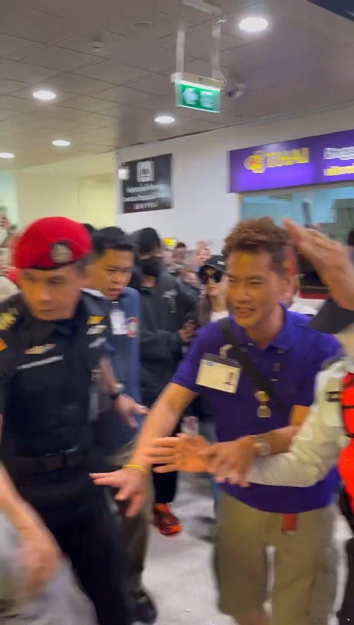 周杰伦昆凌泰国机场被围 周杰伦昆凌抵达泰国，接机人太多了，周杰伦一直护着昆凌……
