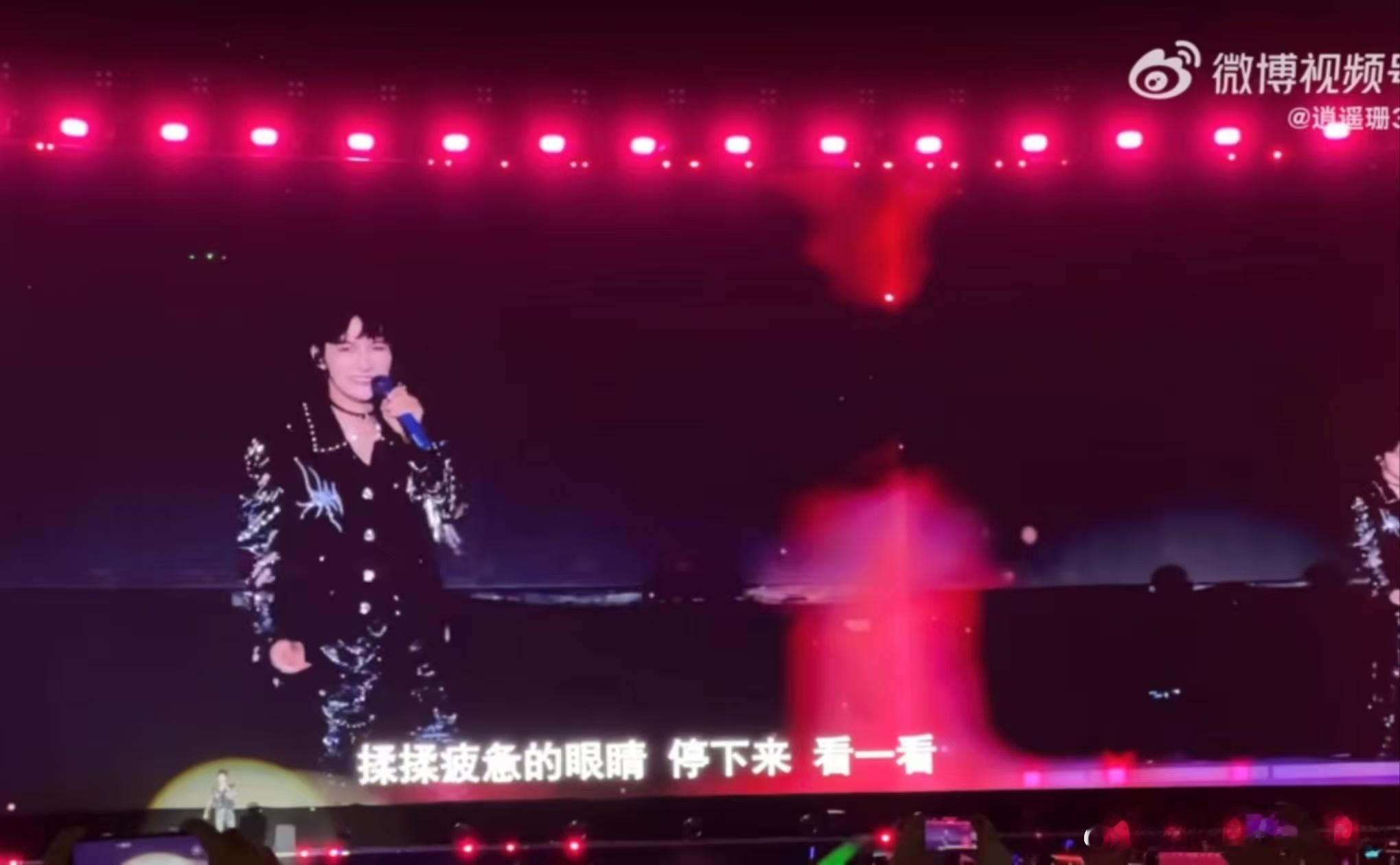 周深万人合唱小美满 昨晚的《小美满》现场简直太棒了，特别是周深的那一段独唱，让我