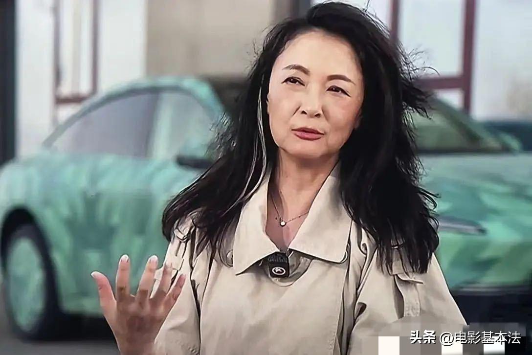 上海女主持袁鸣谈及以美袭击伊朗时动情落泪，感叹那么多无辜的人丧生，但没想到网友对