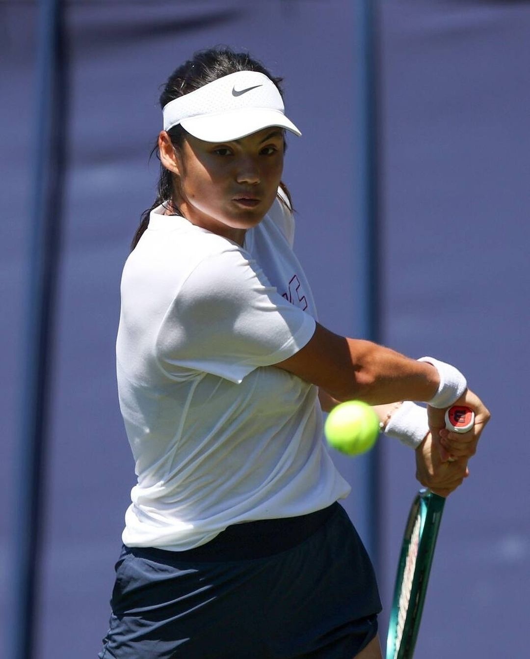 英国本土宠儿拉杜卡努备战伊斯特本赛#网球##wta[超话]# ​​​