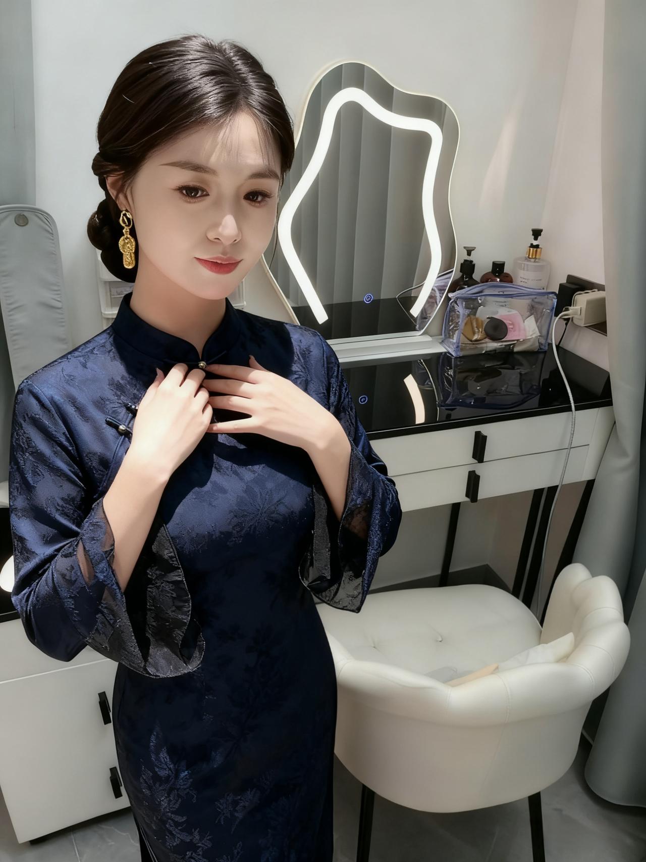 蓝裙花影自嫣然，玉指轻梳鬓畔烟。
镜里春光藏不住，一颦一笑总堪怜。