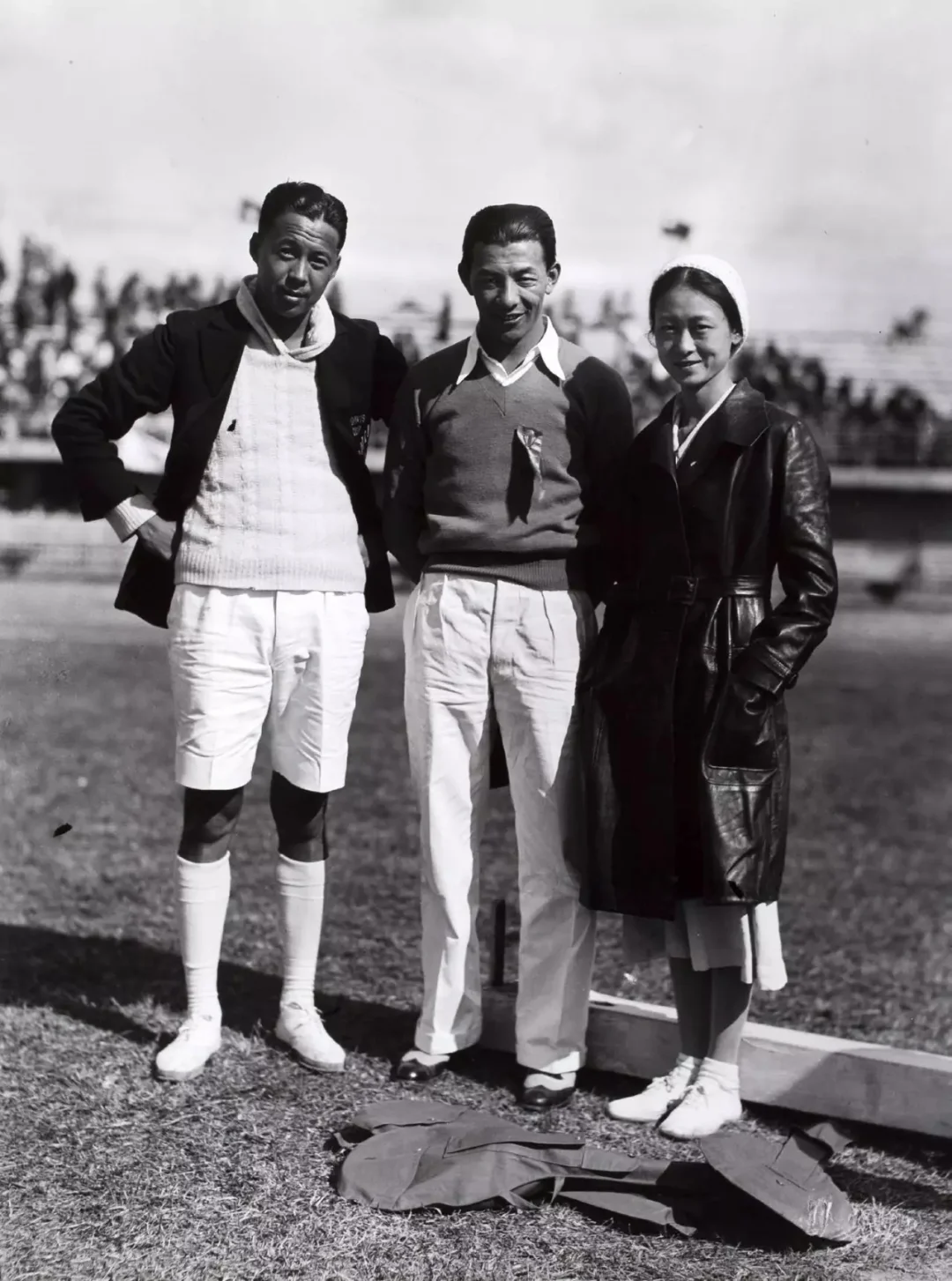 1933年，第五届全国运动会会场的选手林宝华（左）、林佩渝（右）合影。...