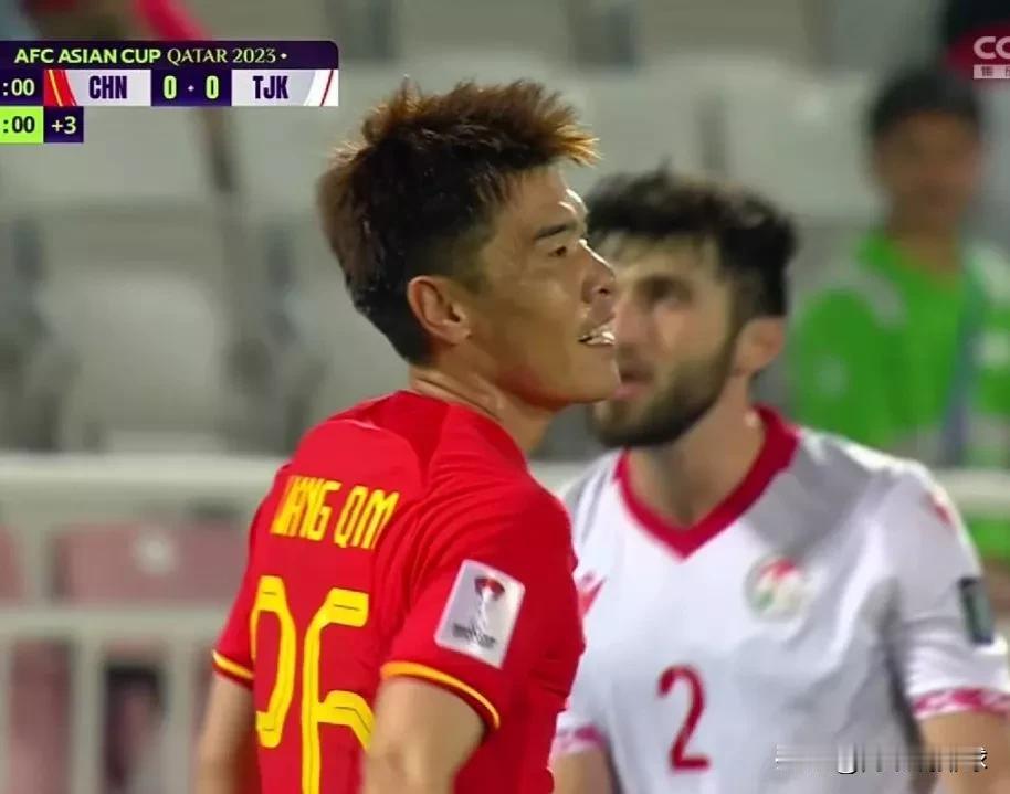 国足对阵塔吉克斯坦的上半时比赛，比分是0：0，但是国足的表现令人堪忧！塔吉克斯坦