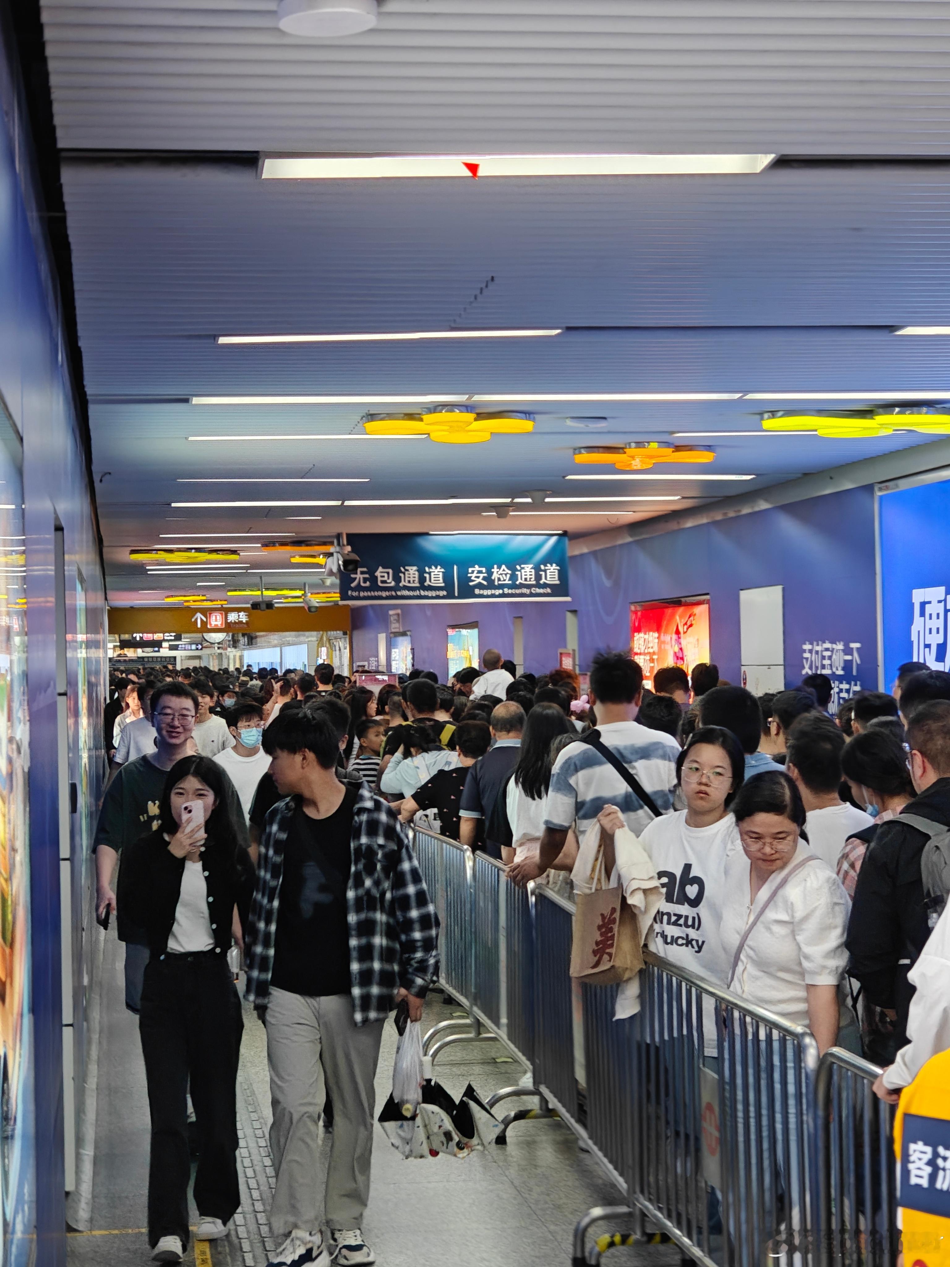 像这种本身就是旅游城市的大城市，真不是人呆的  ​​​