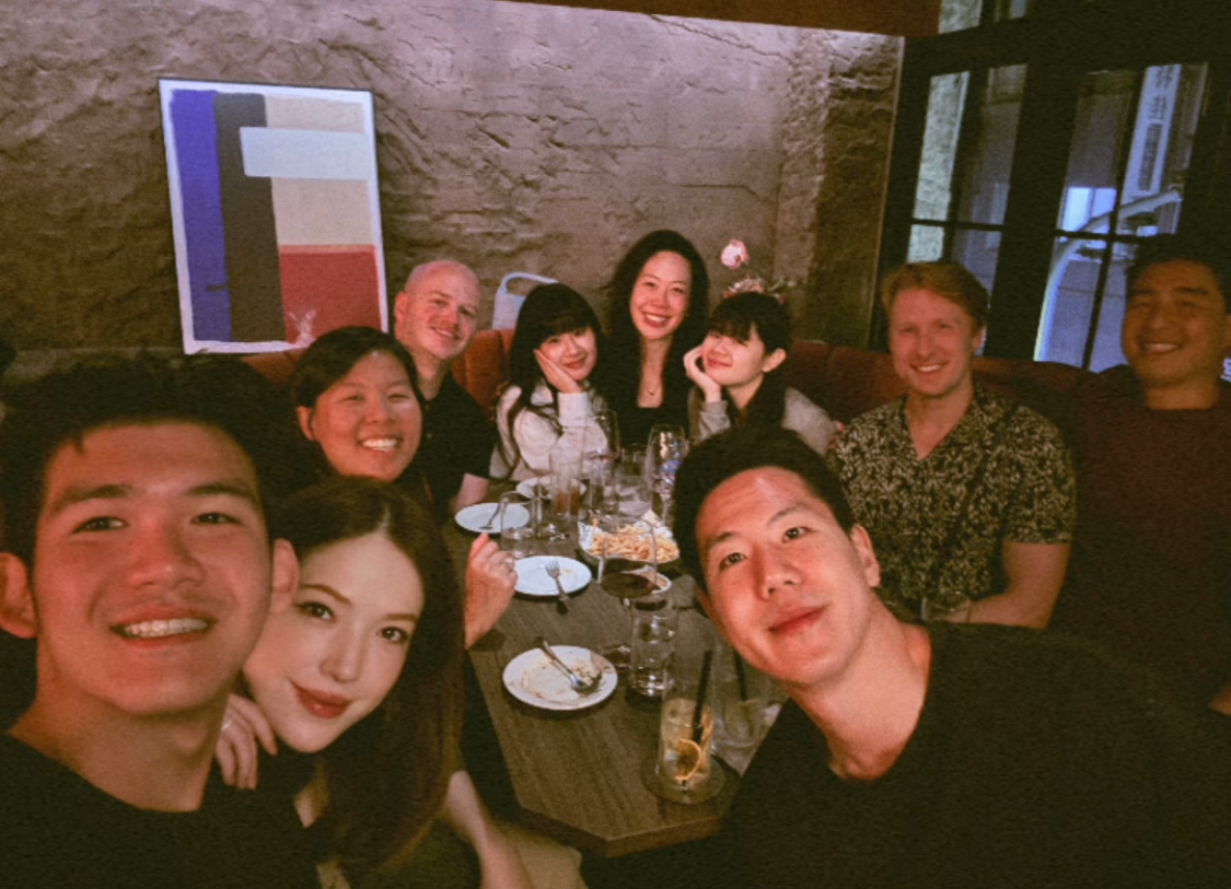 许玮甯更新ins，晒出和友人们的聚会照。许玮甯孕期还是那么美！ ​​​
