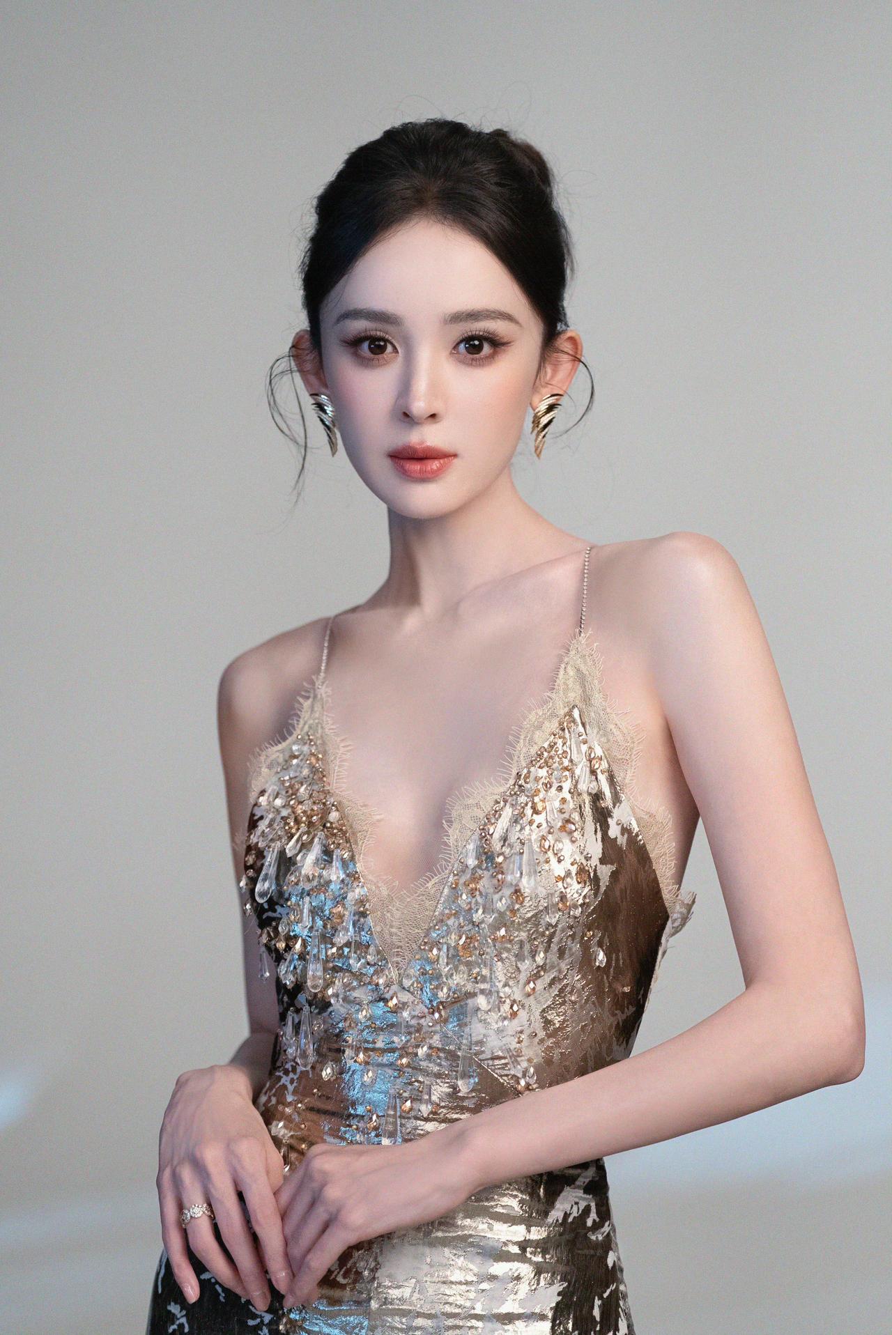古力娜扎回眸杀太绝！鎏金碎钻礼服，又美又有压迫感🖤