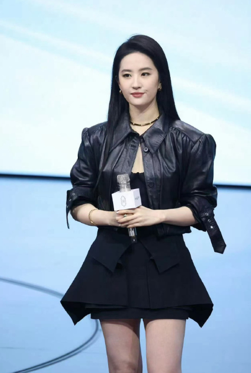 刘亦菲去了华为发布会上现场，真羡慕你们现场看到神仙姐姐的人[捂嘴哭] ​​​