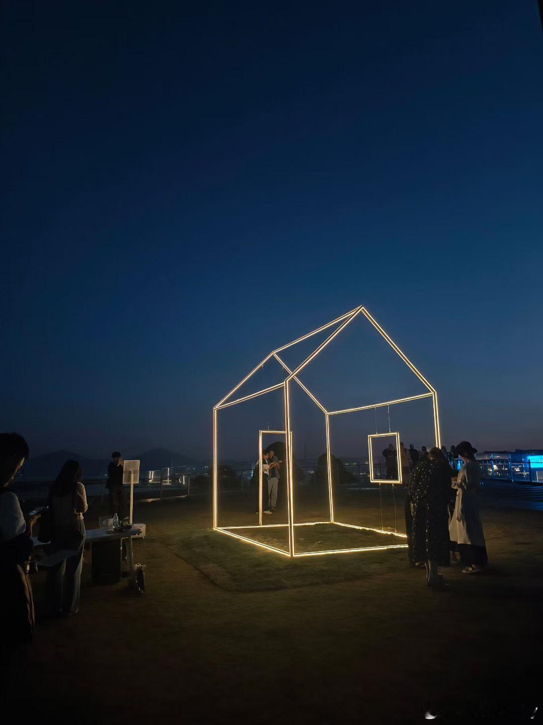 装置艺术这玩意必须用在特定场景中不然很容易被当作垃圾扔掉 