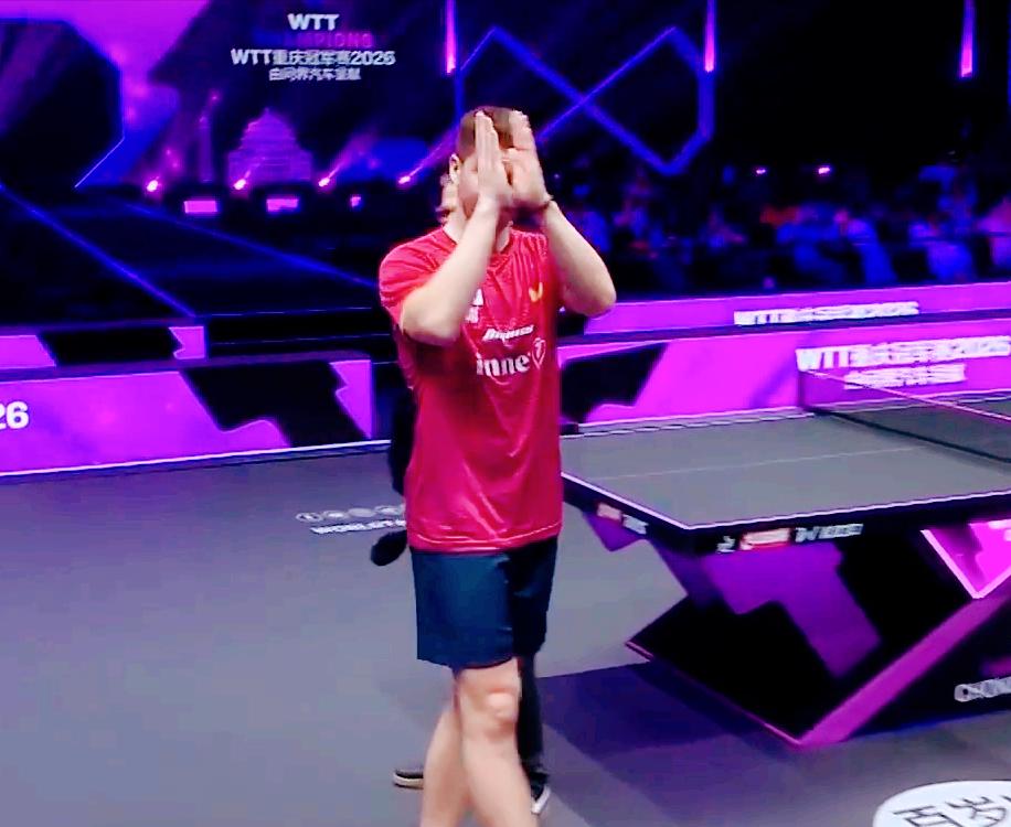 弗朗西斯卡受宠若惊！
到了重庆打比赛，
居然来了这么多球迷，
晋级16强后，
他