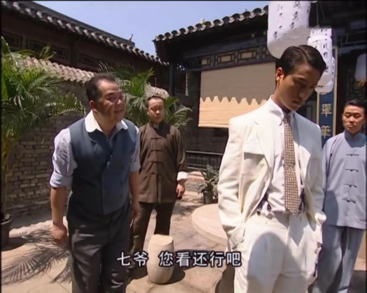 虽然金荣经常被金燕西嫌弃，但其实他比一般人精明的多。

一个眼神一句话，就能明白
