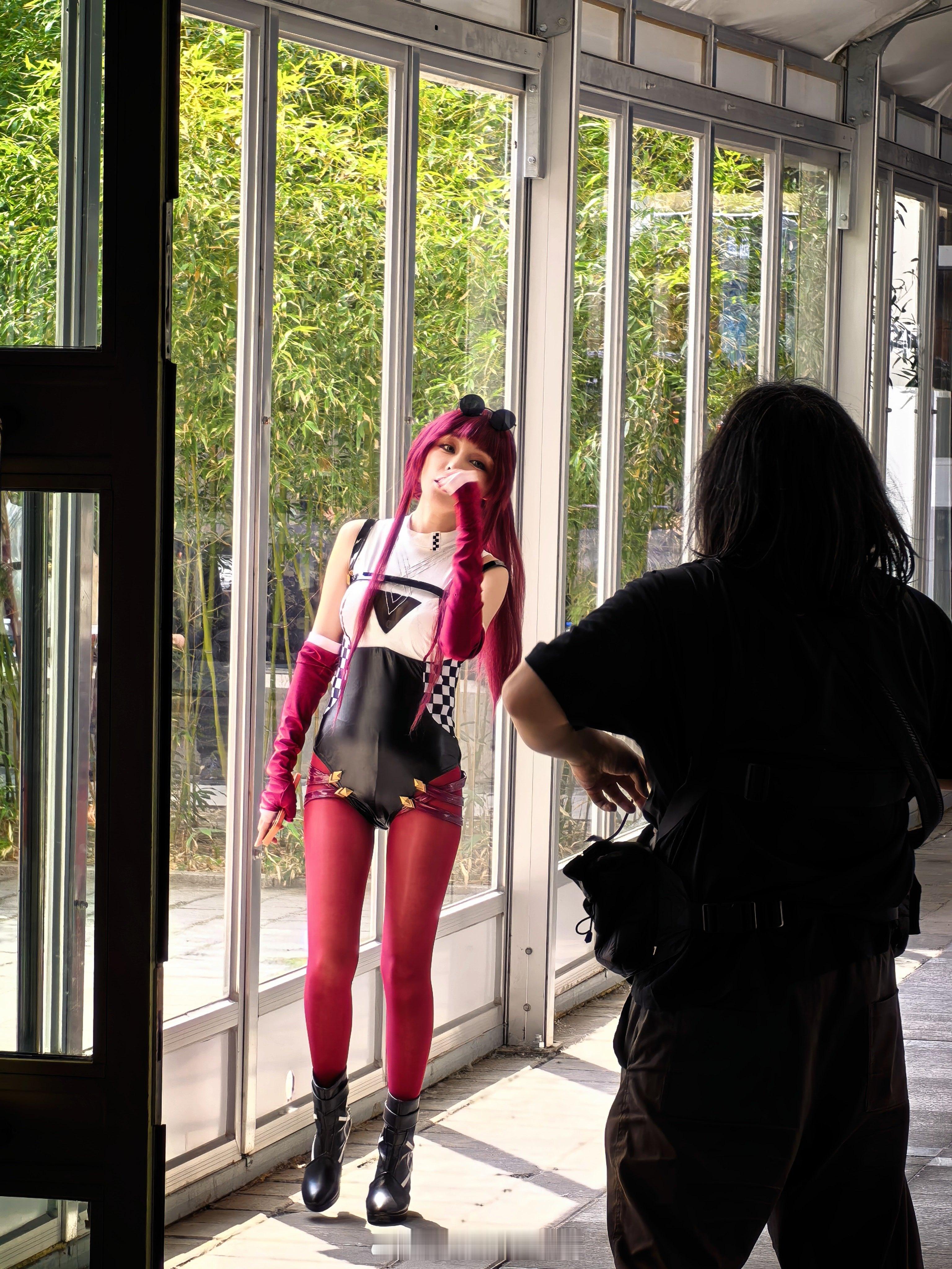 大家有认识的吗？这小姐姐是谁啊？我憋着脸红拍了几张，镜头感太强了 北京·中国国际