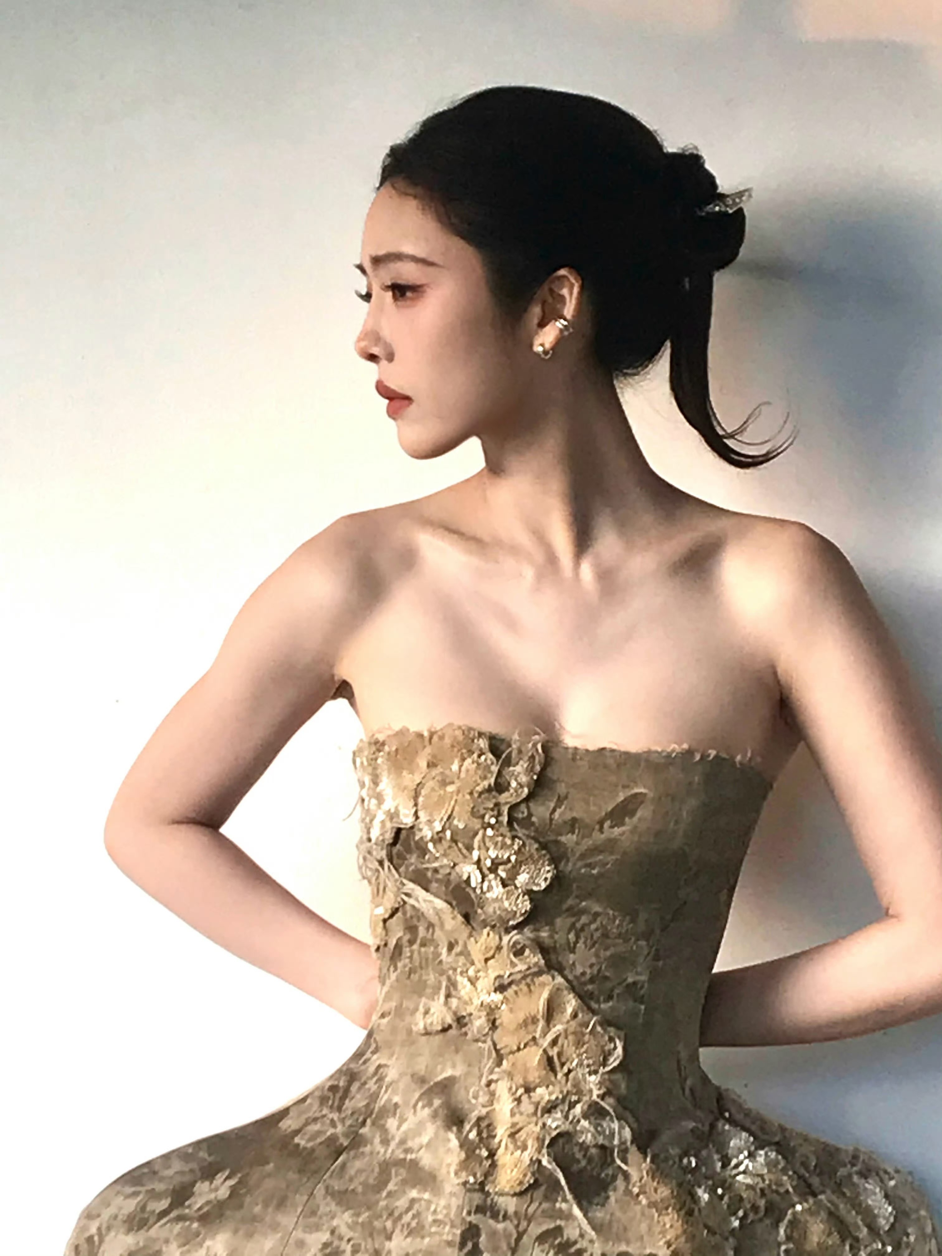 蔡文静穿纸裙走红毯蔡文静时尚芭莎盛典红毯造型定妆照✨ 