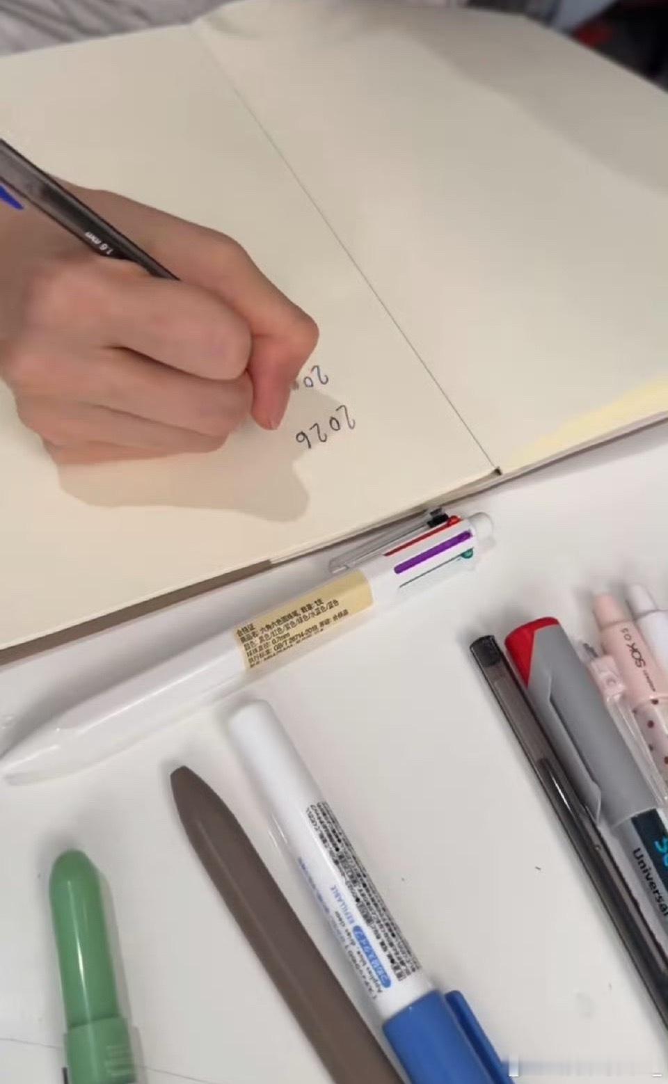 欧阳娜娜写的字欧阳娜娜写的字，你们觉得写的如何 ​​​