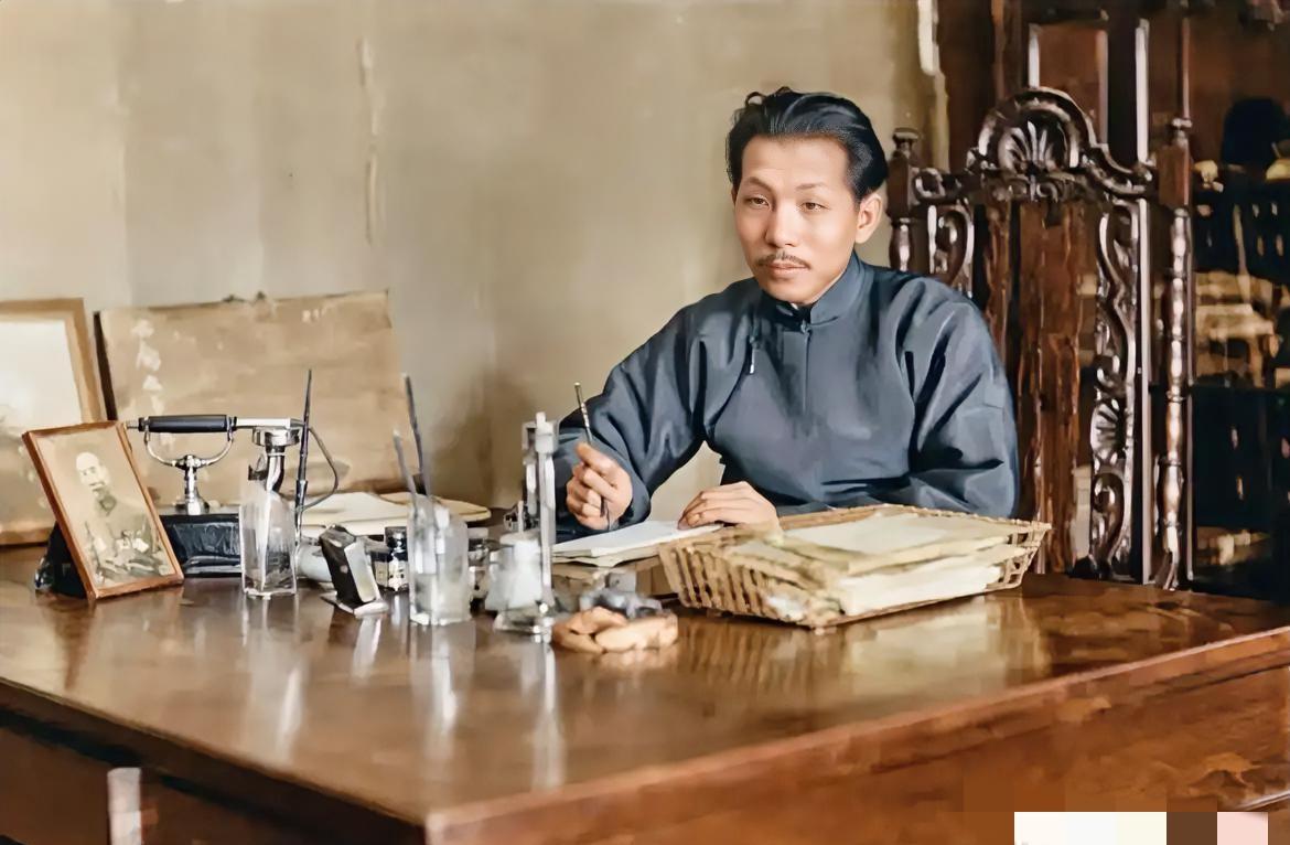 1930年，张学良在北平办公期间拍摄了这张照片。当时他尚未满三十周岁，但个人军政