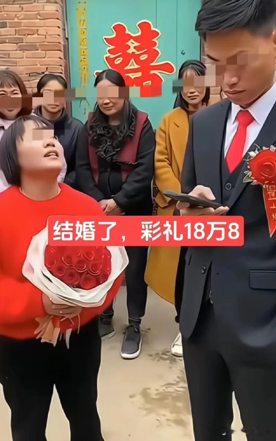 男子结婚不满意，在婚礼上漫不经心玩手机。男子在父母的压力下勉强相了个对象结婚，但