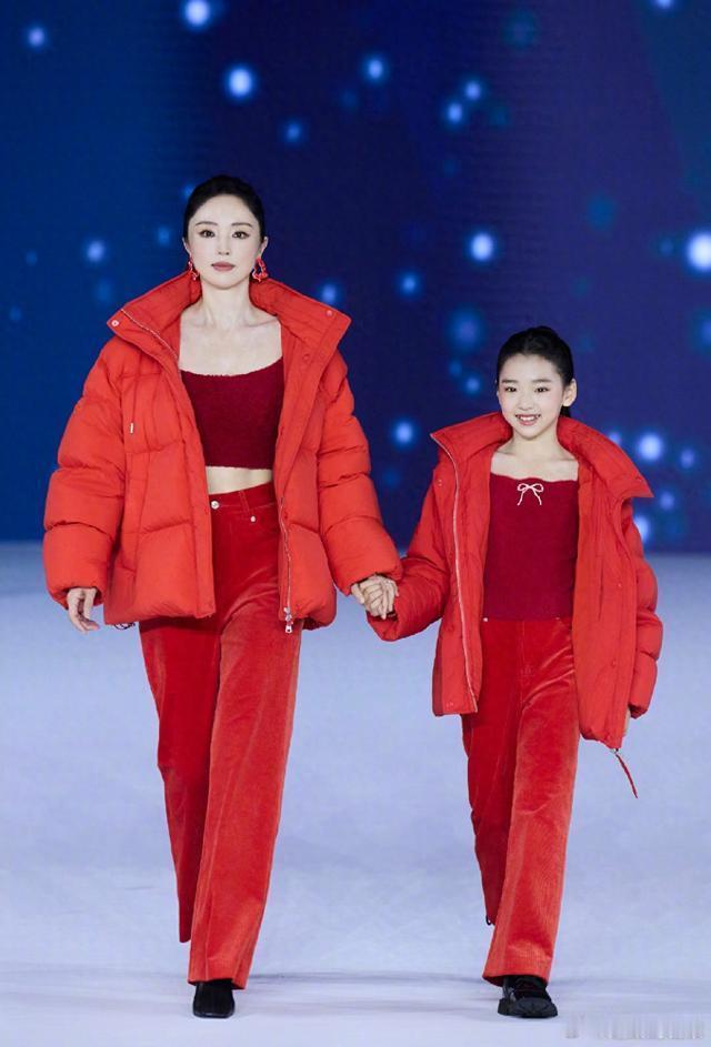 董璇和女儿同台走秀，10岁小酒窝大方自信，好有明星潜质啊 