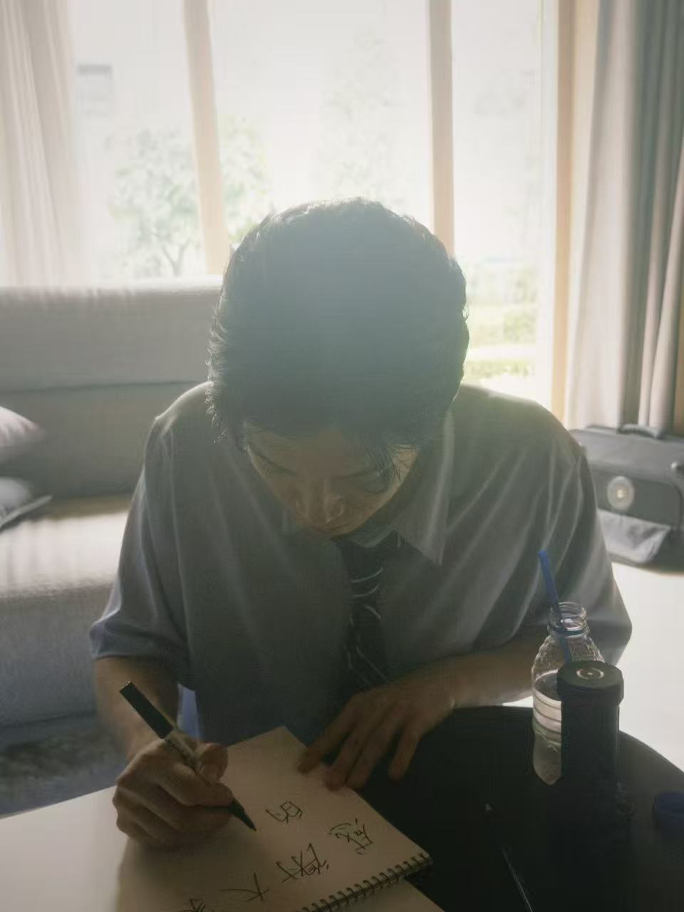 金允植  一笔一划写中文“感谢大家的爱”有好好的接收到爱意呢 