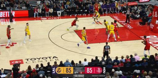 老詹被打了一下，裁判没吹，尺度放大了。 