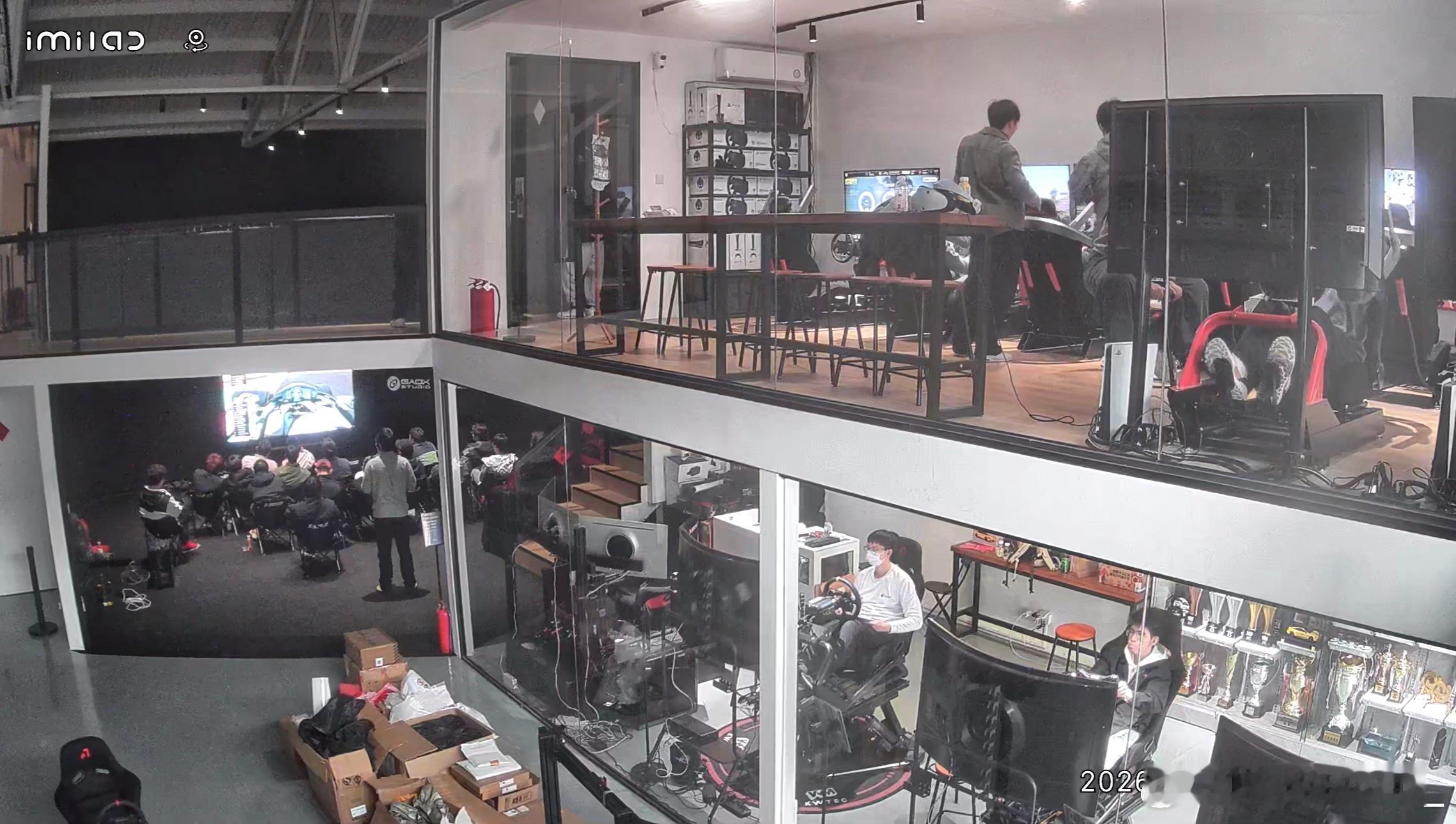 前几天我模拟赛车手中国上海店里的F1免费观赛活动，一边模拟器一边观赛，很好的用上