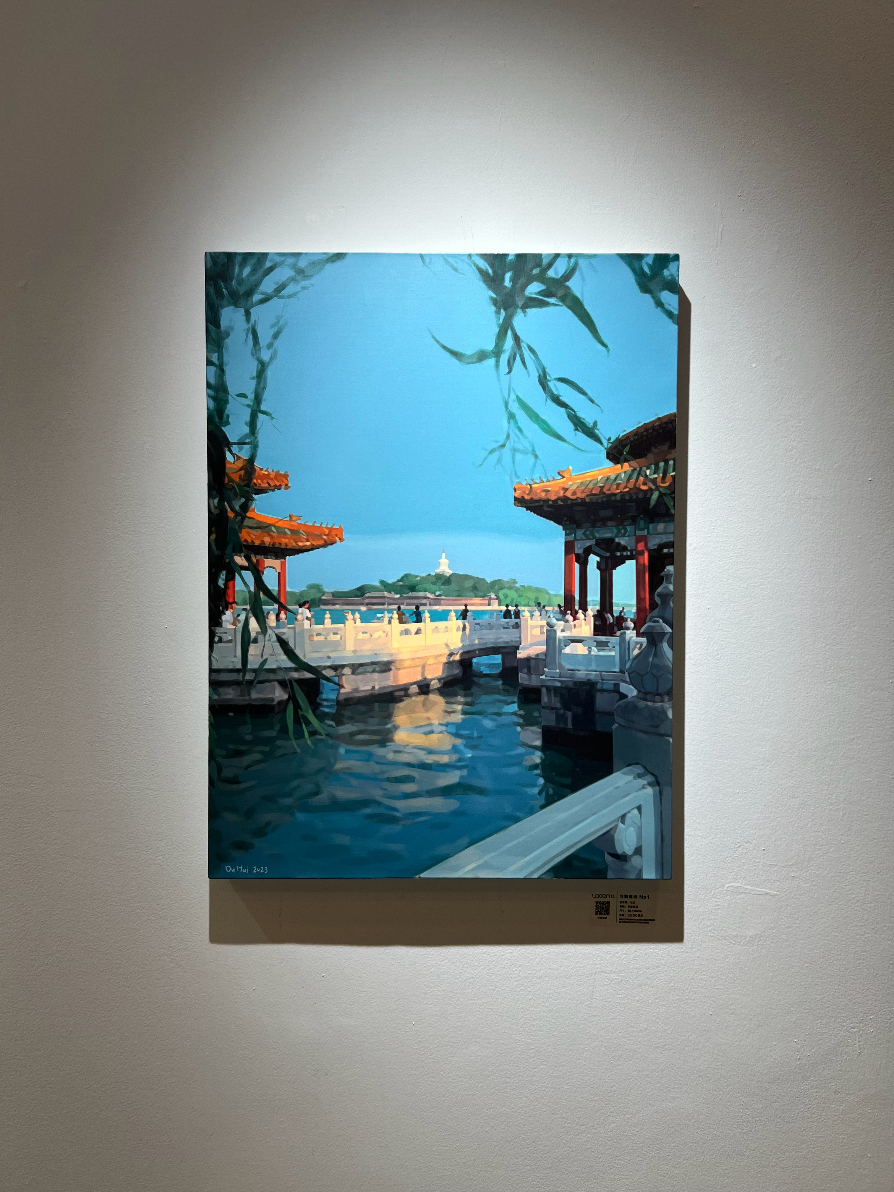 从餐厅出来路过一个画展，好喜欢。熟悉的场景映入画里。 