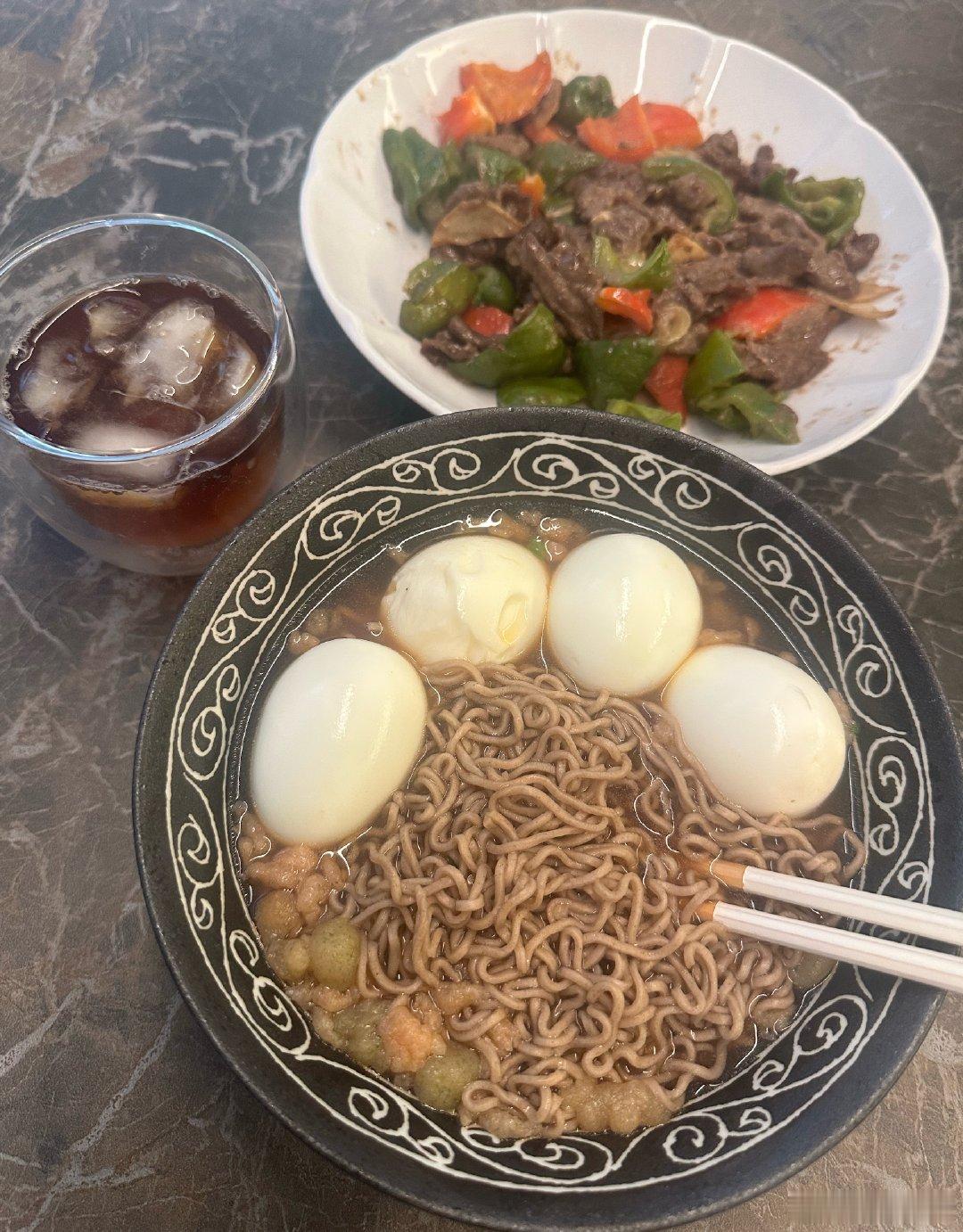 早～早饭简简单单煮了四个鸡蛋+荞麦面+昨晚没人吃卖相也不太好的青椒牛肉剩菜。一般