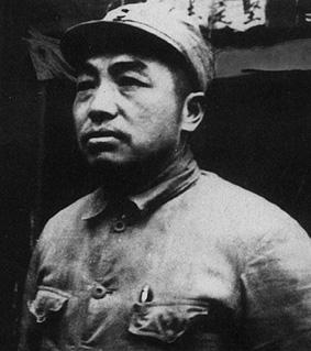 1951年朝鲜战场，十万志愿军身陷绝境，彭老总急电求援。毛主席沉思三小时，只回了