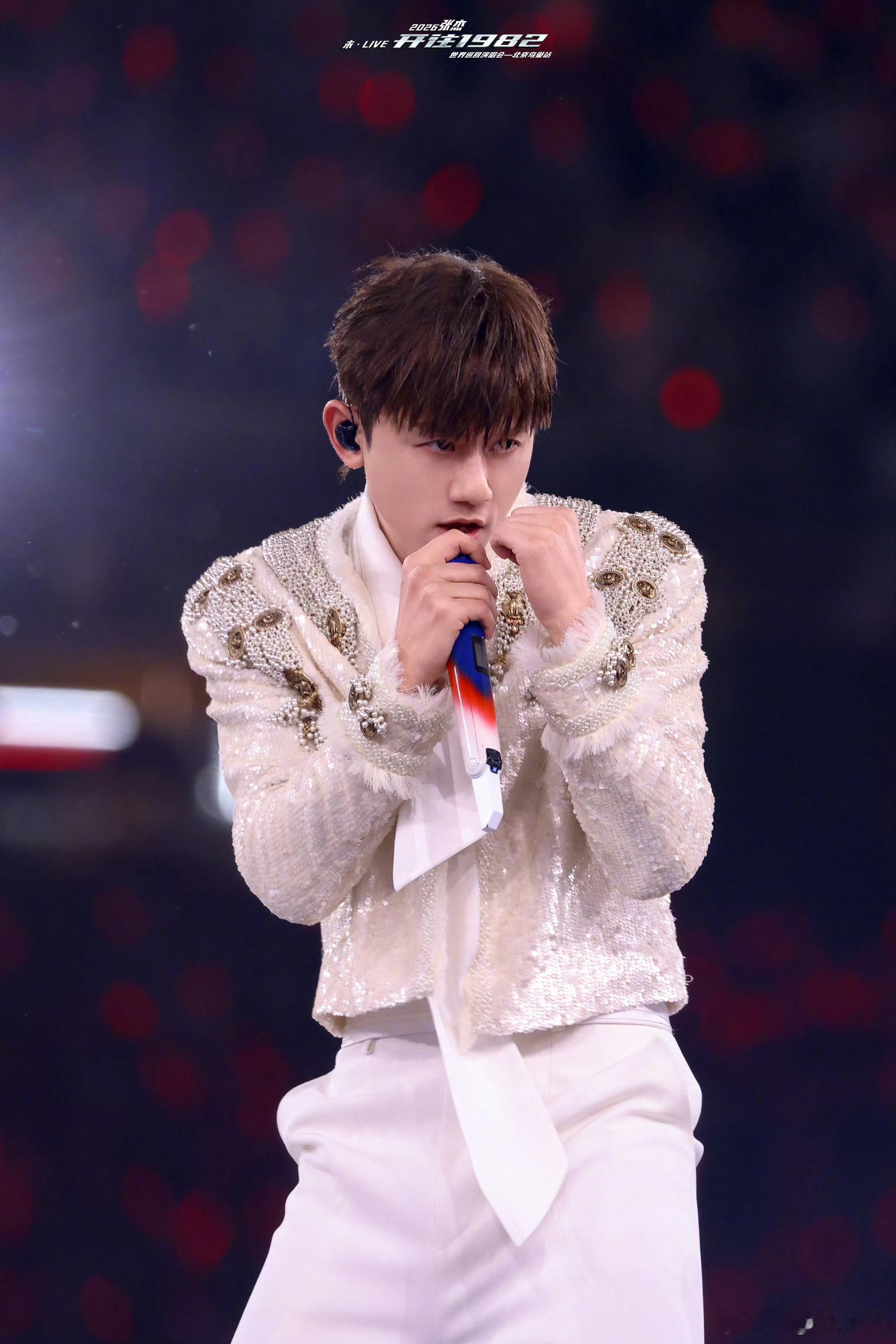 张杰16场鸟巢演唱会收官发文恭喜张杰鸟巢16场圆满收官！能在鸟巢开这么多场还破纪