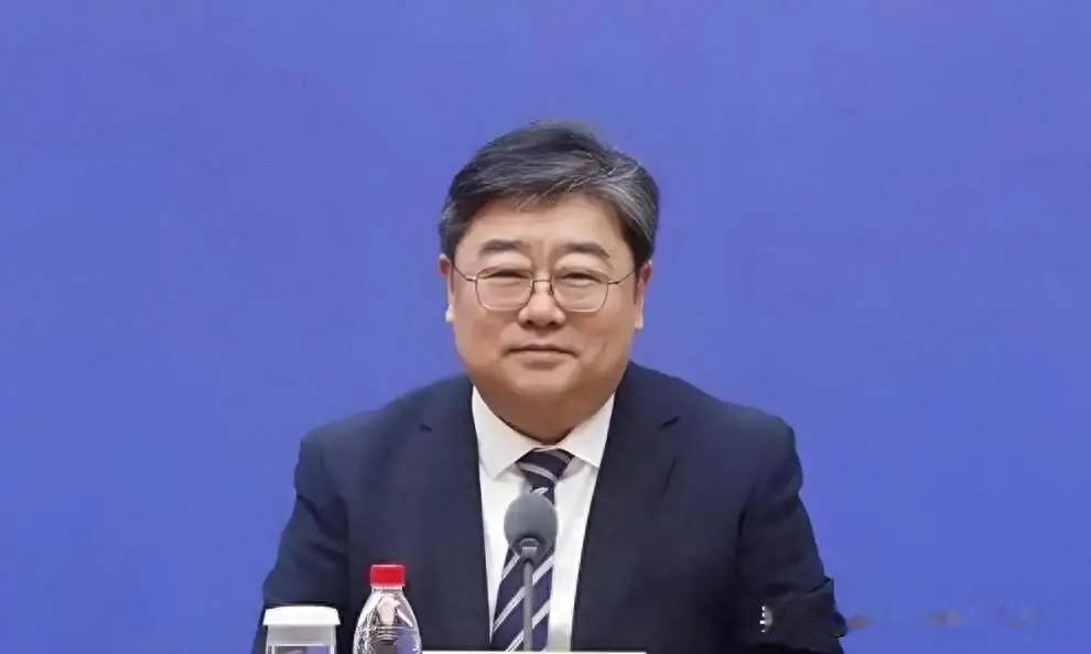在烟台干了35年，提拔常委仅9个月，李金涛主动自首，当地人议论炸开了锅。

一纸