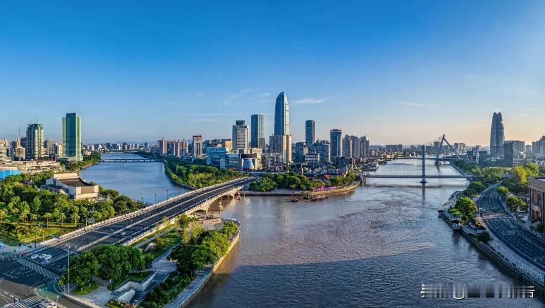 宁波在2025年进出口总额1.46万亿，被广东东莞超越，这一点有点让人意外。毕竟