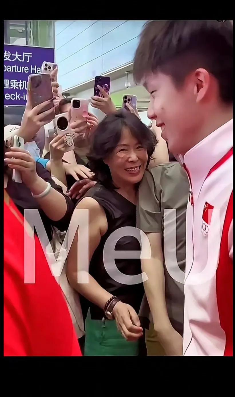 母亲一生的最爱。孩子最美的避风港。
<看妈妈笑多开心＞