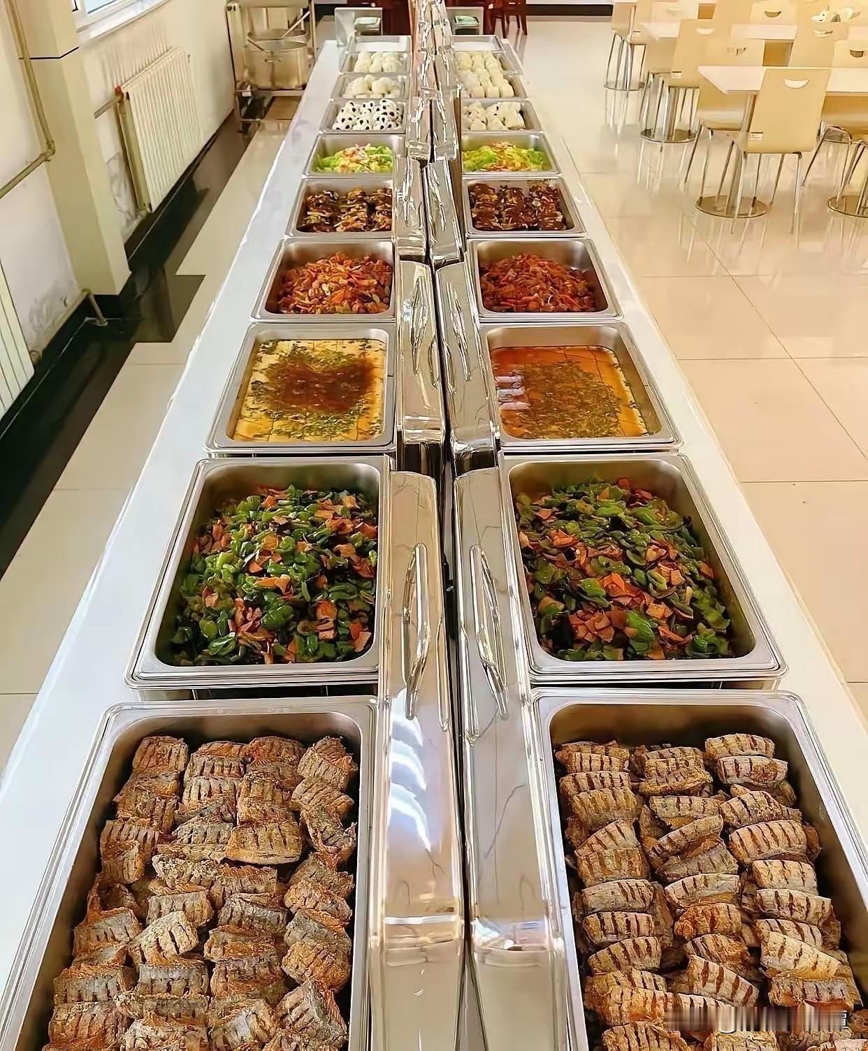 这样的伙食，在长沙国企算什么水平？
最近去某企业出差，中午在他们食堂吃饭！吃饭是