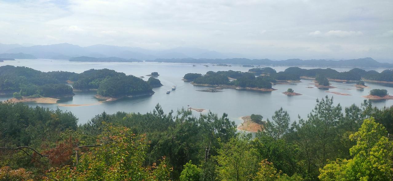 侬好上海呀
今天我来到了美丽的淳安千岛湖，美丽千岛湖的秀丽风光，让我和随行的10